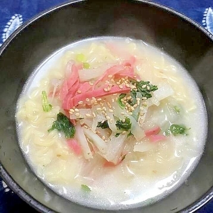 大根とハムとセロリの葉のとんこつラーメン